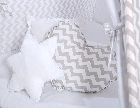 Namiot TIPI dla dzieci + mata + poduszki + zawieszki pióra - Chevron szary Namiot TIPI dla dzieci + mata + poduszki + zawieszki pióra - Chevron szary