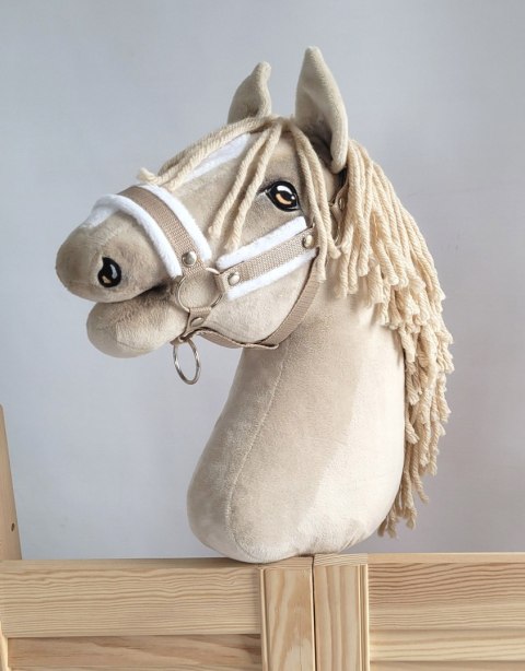 Kantar regulowany dla konia Hobby Horse A3 beżowy białym futerkiem Kantar regulowany dla konia Hobby Horse A3 beżowy białym futerkiem