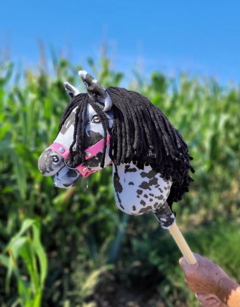 Hobby Horse Mały koń na kiju Premium - tarantowaty biało-czarny z czarną grzywą A4 Hobby Horse Mały koń na kiju Premium - tarantowaty biało-czarny z czarną grzywą A4