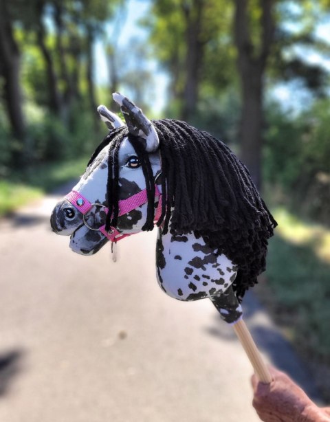 Hobby Horse Mały koń na kiju Premium - tarantowaty biało-czarny z czarną grzywą A4 Hobby Horse Mały koń na kiju Premium - tarantowaty biało-czarny z czarną grzywą A4