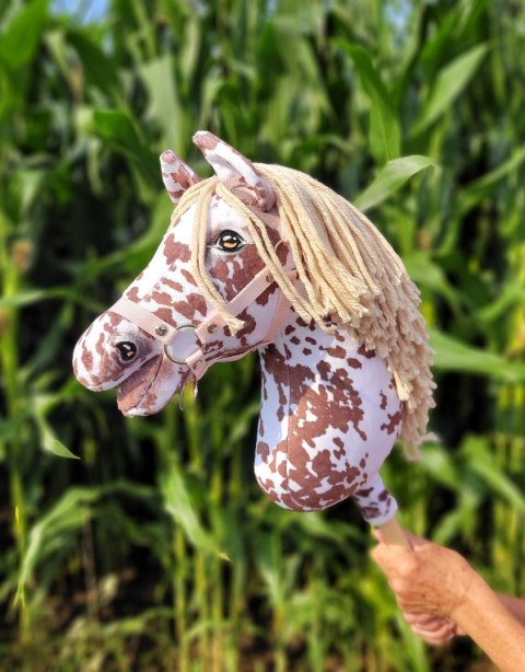 Hobby Horse Duży koń na kiju Premium - tarantowaty biało-brązowy z beżową grzywą A3 Hobby Horse Duży koń na kiju Premium - tarantowaty biało-brązowy z beżową grzywą A3