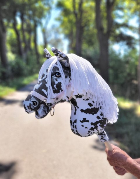 Hobby Horse Duży koń na kiju Premium - tarantowaty biało-czarny z białą grzywą A3 Hobby Horse Duży koń na kiju Premium - tarantowaty biało-czarny z białą grzywą A3