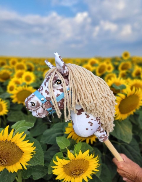 Hobby Horse Mały koń na kiju Premium - tarantowaty biało-brązowy z beżową grzywą A4 Hobby Horse Mały koń na kiju Premium - tarantowaty biało-brązowy z beżową grzywą A4
