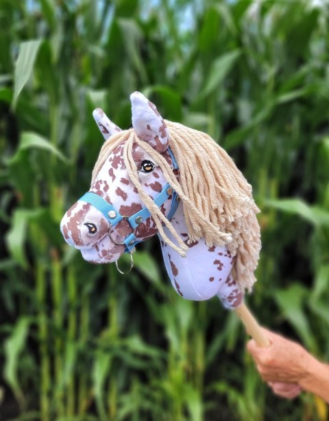 Hobby Horse Mały koń na kiju Premium - tarantowaty biało-brązowy z beżową grzywą A4 Hobby Horse Mały koń na kiju Premium - tarantowaty biało-brązowy z beżową grzywą A4