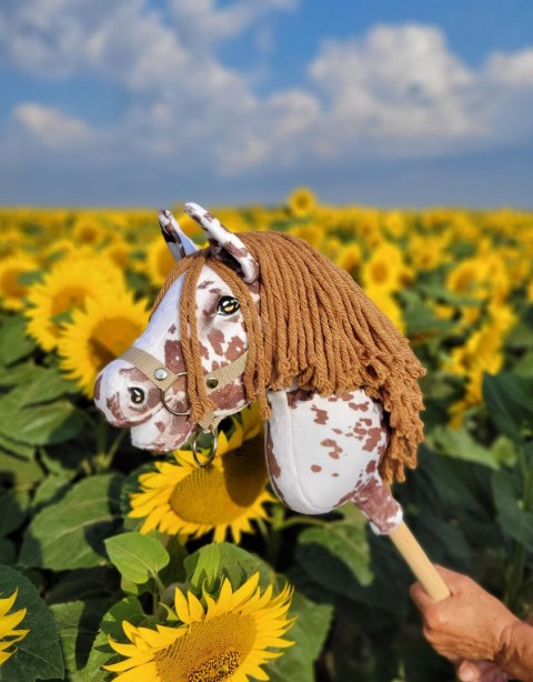 Hobby Horse Mały koń na kiju Premium - tarantowaty biało-brązowy z brązową grzywą A4 Hobby Horse Mały koń na kiju Premium - tarantowaty biało-brązowy z brązową grzywą A4