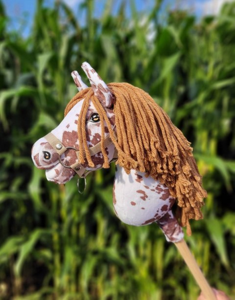 Hobby Horse Mały koń na kiju Premium - tarantowaty biało-brązowy z brązową grzywą A4 Hobby Horse Mały koń na kiju Premium - tarantowaty biało-brązowy z brązową grzywą A4
