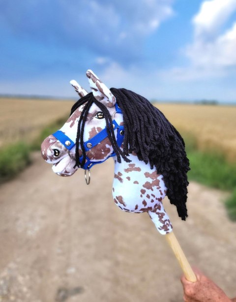Hobby Horse Mały koń na kiju Premium - tarantowaty biało-brązowy z czarną grzywą A4 Hobby Horse Mały koń na kiju Premium - tarantowaty biało-brązowy z czarną grzywą A4