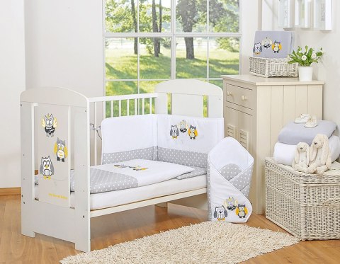 Komplet pościeli dla dzieci 120x90cm z ochraniaczem 3-cz Sówki szare z haftem szaro-żółtym Komplet pościeli dla dzieci 120x90cm z ochraniaczem 3-cz Sówki szare z haftem szaro-żółtym