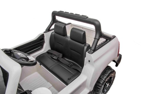 Toyota Hilux na akumulator dla dzieci Biały + Napęd 4x4 + Pilot + 2 bagażniki + Radio MP3 + LED Toyota Hilux na akumulator dla dzieci Biały + Napęd 4x4 + Pilot + 2 bagażniki + Radio MP3 + LED